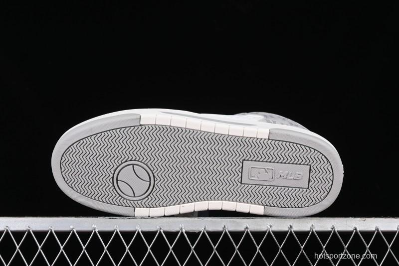 MLB Chunky Liner New York Yankees Sneakers with Lightweight Thick Sole and Hook Loop Closure - 3ASXCMM4N50GRS