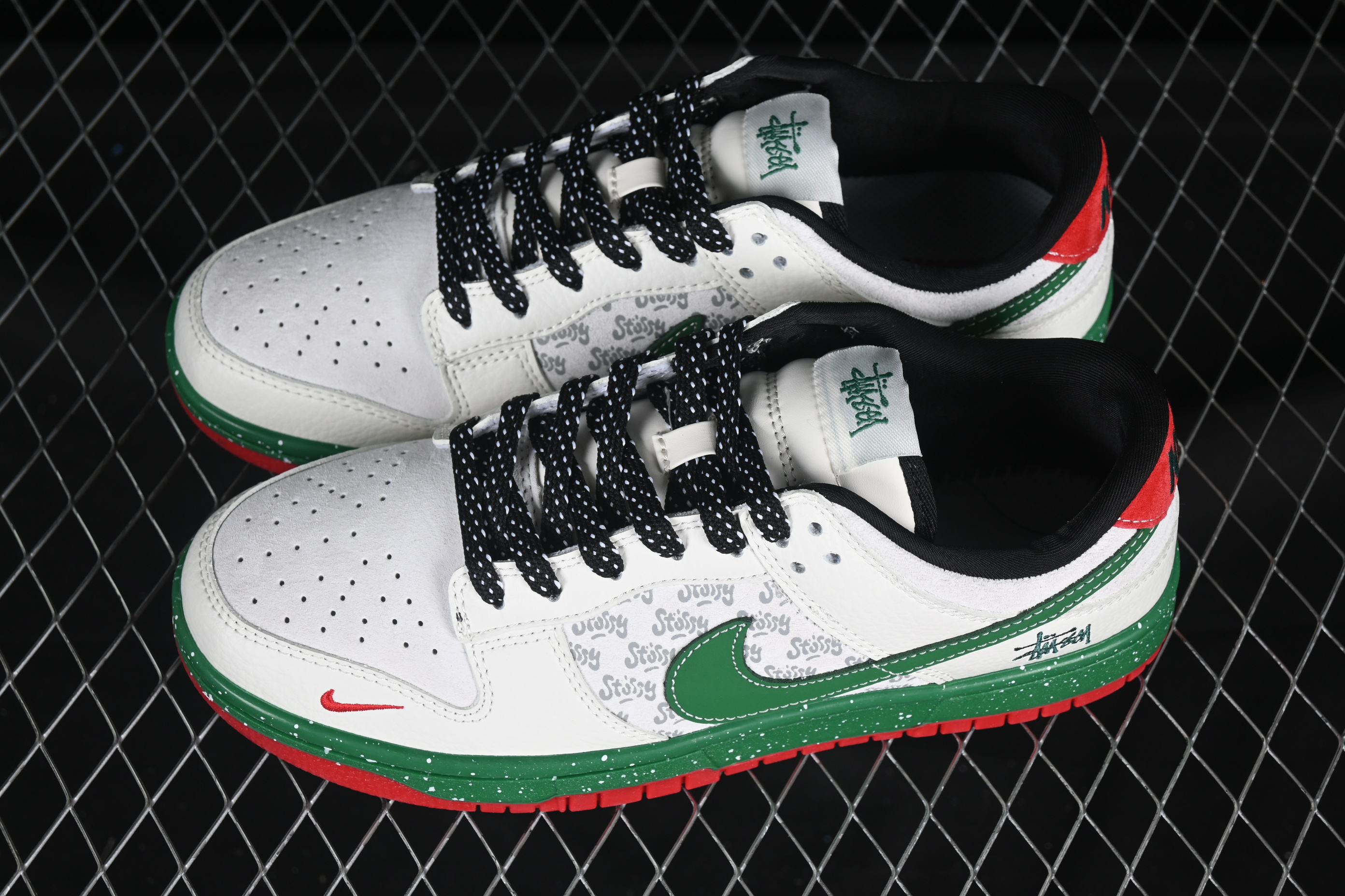 Nike x Stüssy Dunk Low "Holiday Edition" - Limited Edition Sneaker