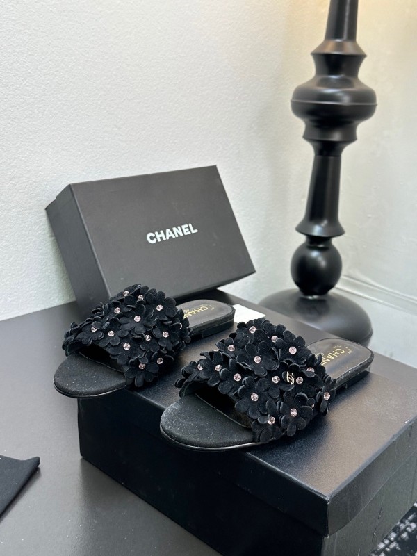 2025 Women Chanel Black Leather Slides